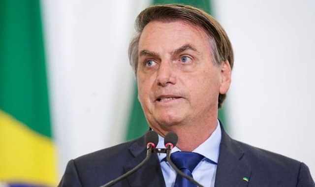 Bolsonaro assina perdão de pena para policiais e militares presos por crime culposo
