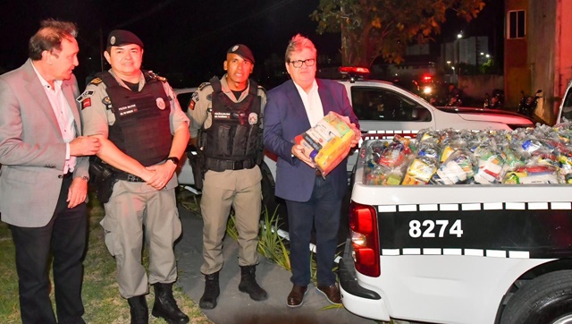 João Azevêdo acompanha início da distribuição de 24 toneladas de alimentos arrecadados pela campanha Polícia Solidária