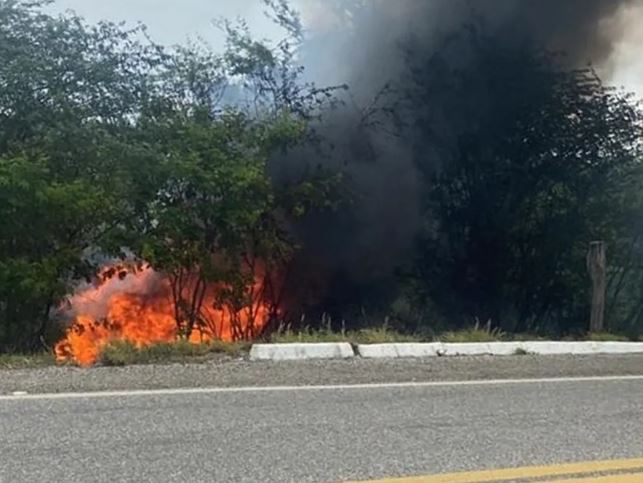Três pessoas morrem após carro cair em ribanceira e pegar fogo, na PB