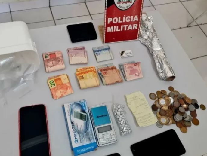 Dupla é presa em Coremas após publicar foto com drogas na internet