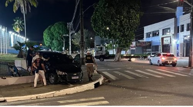 Acidente entre carros em cruzamento deixa duas mulheres feridas, em João Pessoa