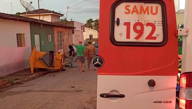 Jovem com sintomas de embriaguez sofre acidente ao colidir moto com barraca de espetinho na cidade de Patos 