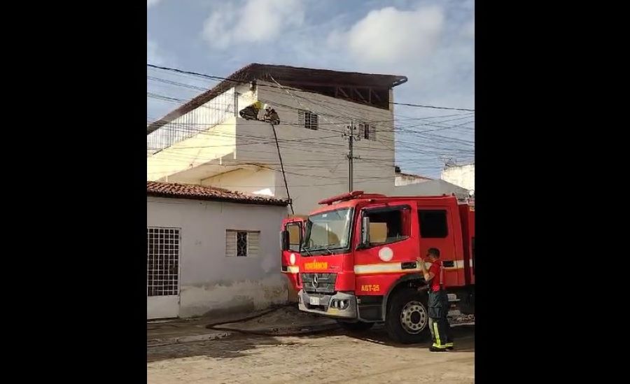 Veja vídeo! Equipes dos bombeiros são acionadas após incêndio em um apartamento no Bairro Monte Castelo 